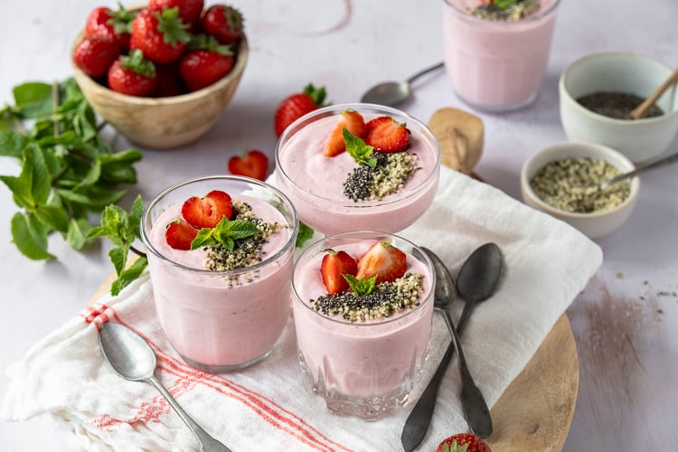 Luchtige cottage cheese mousse met aardbeien, met een topping van chiazaad en hennepzaad. Een fris, eiwitrijk ontbijtje of gezond tussendoortje dat perfect past bij een gebalanceerde levensstijl