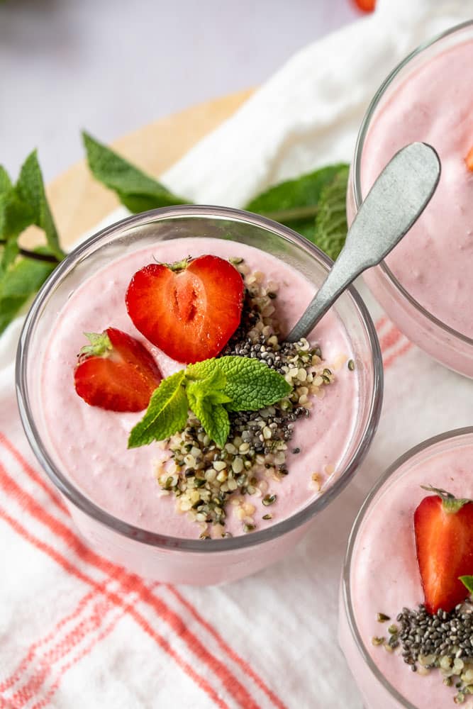 Luchtige cottage cheese mousse met aardbeien, met een topping van chiazaad en hennepzaad. Een fris, eiwitrijk ontbijtje of gezond tussendoortje dat perfect past bij een gebalanceerde levensstijl