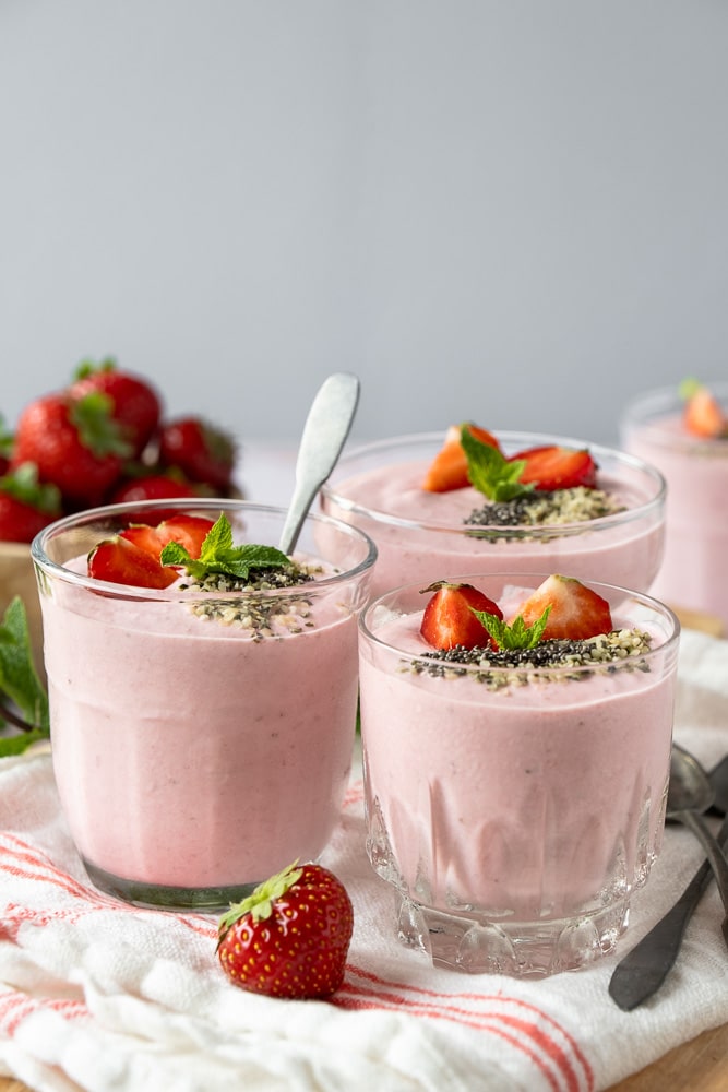 Luchtige cottage cheese mousse met aardbeien, met een topping van chiazaad en hennepzaad. Een fris, eiwitrijk ontbijtje of gezond tussendoortje dat perfect past bij een gebalanceerde levensstijl