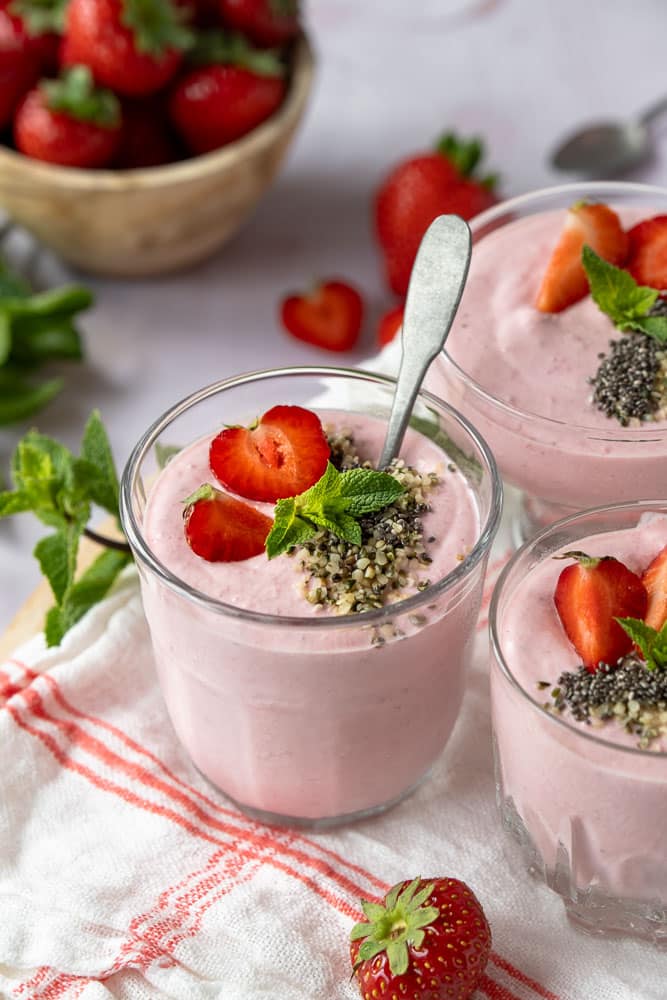 Luchtige cottage cheese mousse met aardbeien, met een topping van chiazaad en hennepzaad. Een fris, eiwitrijk ontbijtje of gezond tussendoortje dat perfect past bij een gebalanceerde levensstijl