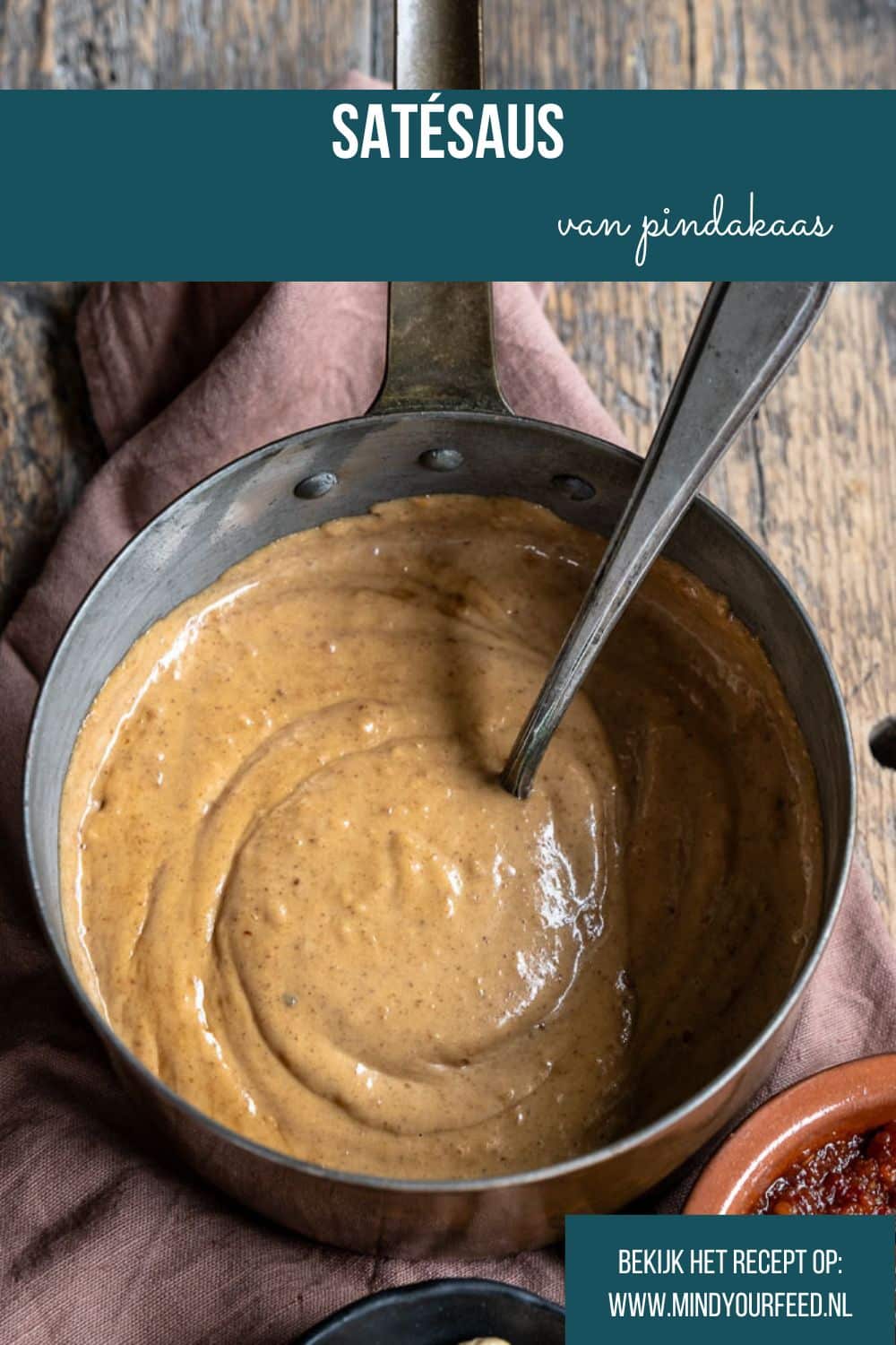 Romige satésaus van pindakaas met kokosmelk, ketjap, knoflook en sambal – zelfgemaakt en ideaal als pindasaus bij de BBQ, nasi of als dip bij brood en groenten.