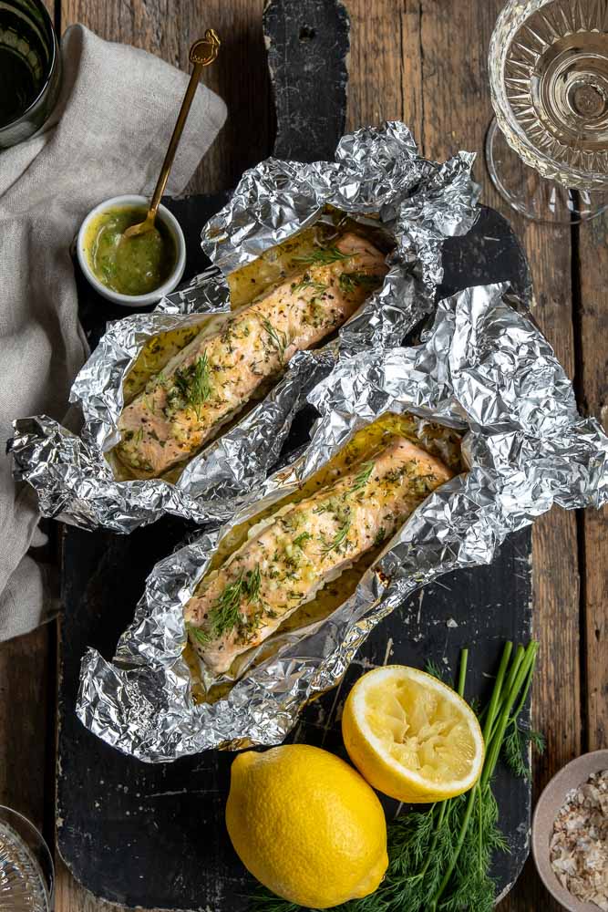 Zalm van de BBQ in aluminiumfolie met een marinade van honing, mosterd, knoflook en citroen, perfect gegaard met verse dille en peterselie – een smaakvol zalm BBQ recept met tips voor marinade en bereiding.