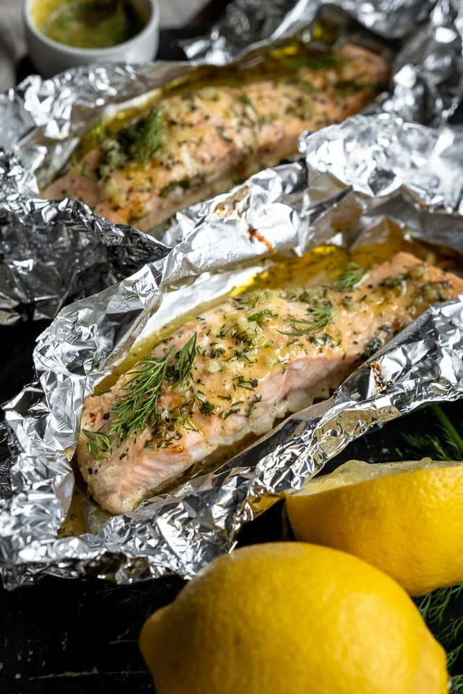 Zalm van de BBQ in aluminiumfolie met een marinade van honing, mosterd, knoflook en citroen, perfect gegaard met verse dille en peterselie – een smaakvol zalm BBQ recept met tips voor marinade en bereiding.