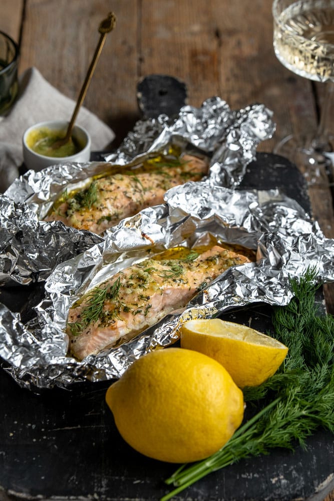Zalm van de BBQ in aluminiumfolie met een marinade van honing, mosterd, knoflook en citroen, perfect gegaard met verse dille en peterselie – een smaakvol zalm BBQ recept met tips voor marinade en bereiding.