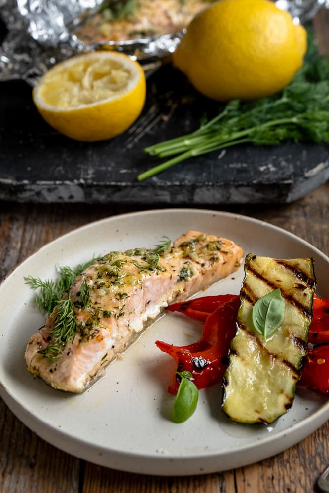 Zalm van de BBQ in aluminiumfolie met een marinade van honing, mosterd, knoflook en citroen, perfect gegaard met verse dille en peterselie – een smaakvol zalm BBQ recept met tips voor marinade en bereiding.