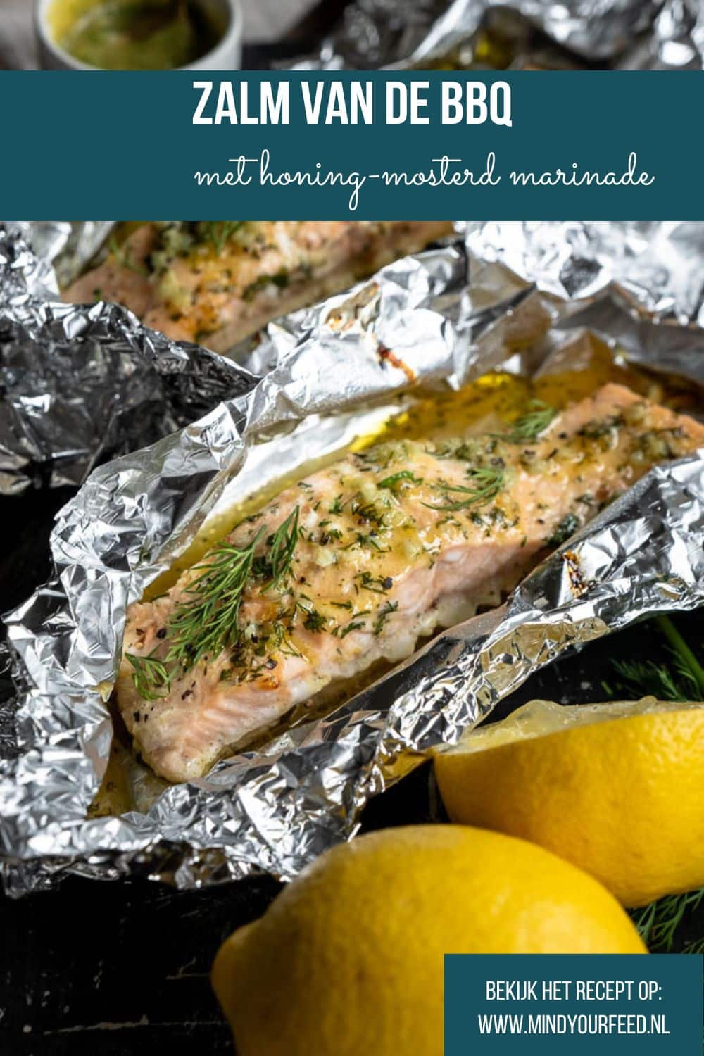 Zalm van de BBQ in aluminiumfolie met een marinade van honing, mosterd, knoflook en citroen, perfect gegaard met verse dille en peterselie – een smaakvol zalm BBQ recept met tips voor marinade en bereiding.