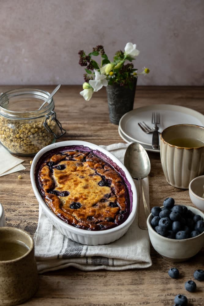 Cottage cheesecake met blauwe bessen – gezonde ontbijttaart boordevol eiwitten, gemaakt met cottage cheese, kwark en amandelmeel. Eiwitrijk ontbijt, glutenvrij ontbijt.