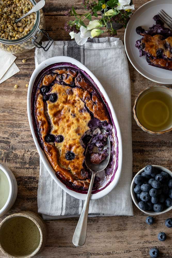 Cottage cheesecake met blauwe bessen – gezonde ontbijttaart boordevol eiwitten, gemaakt met cottage cheese, kwark en amandelmeel. Eiwitrijk ontbijt, glutenvrij ontbijt.