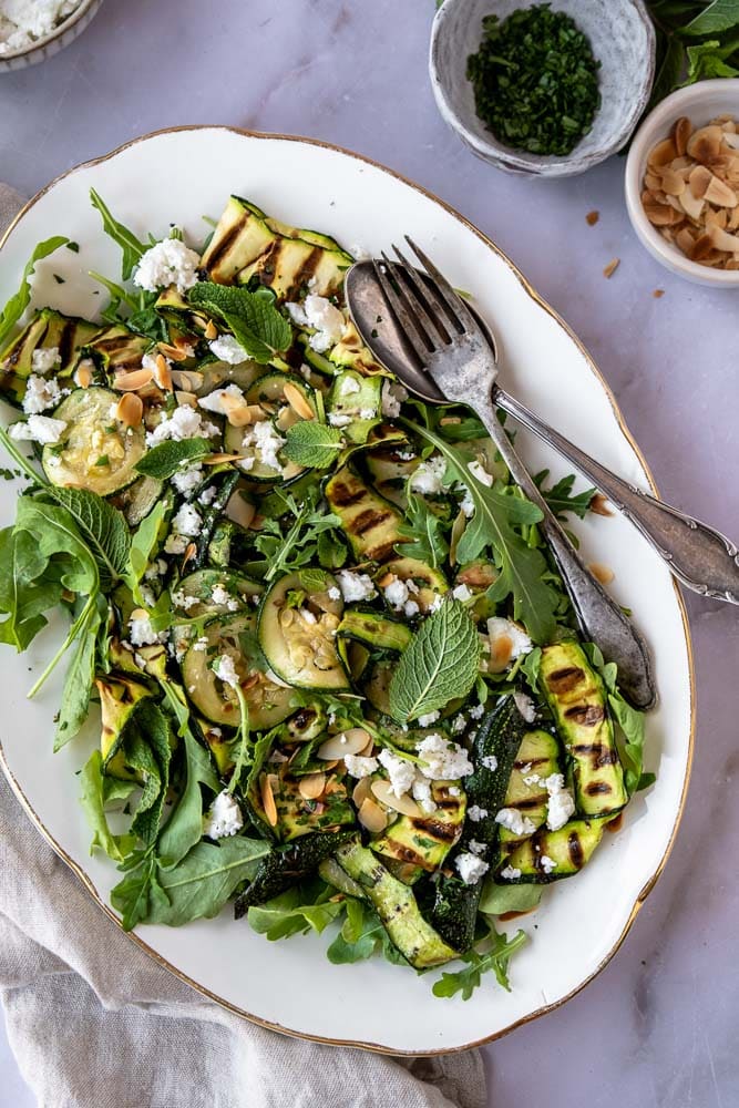 Gegrilde courgette salade met feta en rucola – frisse en gezonde salade met munt, citroen en geroosterd amandelschaafsel. Perfect als bijgerecht, salade met gegrilde courgette. 