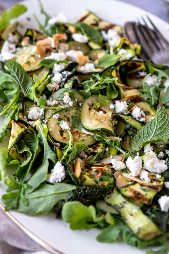 Gegrilde courgette salade met feta en rucola – frisse en gezonde salade met munt, citroen en geroosterd amandelschaafsel. Perfect als bijgerecht, salade met gegrilde courgette. 