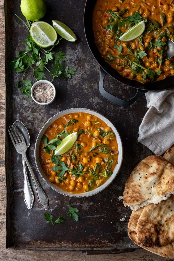 Kikkererwten curry met spinazie – romig en kruidig vegan recept met kokosmelk. Een makkelijk recept voor een voedzame maaltijd vol groenten.