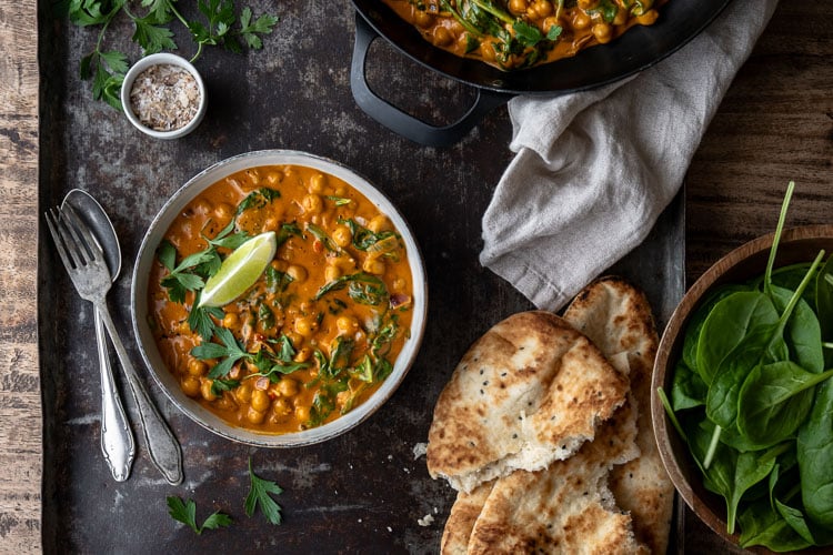 Kikkererwten curry met spinazie – romig en kruidig vegan recept met kokosmelk. Een makkelijk recept voor een voedzame maaltijd vol groenten.