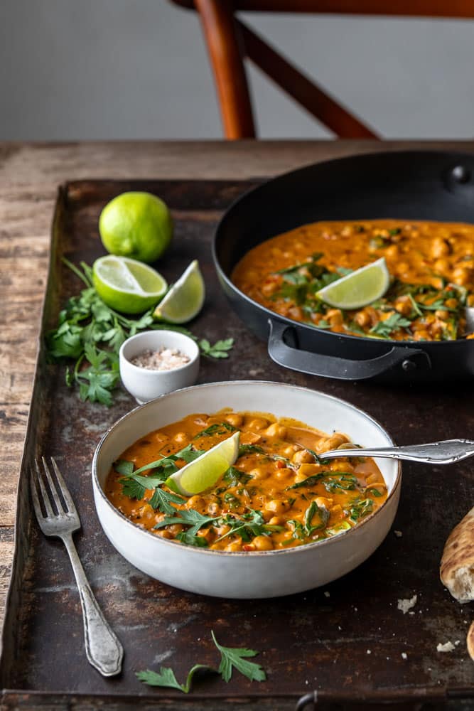 Kikkererwten curry met spinazie – romig en kruidig vegan recept met kokosmelk. Een makkelijk recept voor een voedzame maaltijd vol groenten.