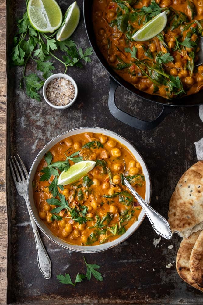 Kikkererwten curry met spinazie – romig en kruidig vegan recept met kokosmelk. Een makkelijk recept voor een voedzame maaltijd vol groenten.