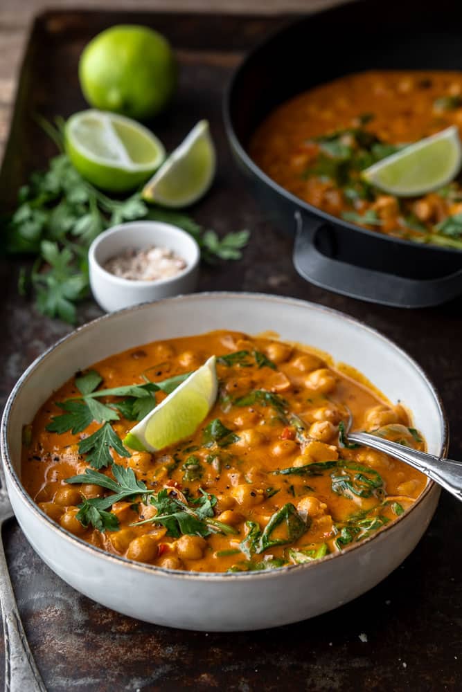 Kikkererwten curry met spinazie – romig en kruidig vegan recept met kokosmelk. Een makkelijk recept voor een voedzame maaltijd vol groenten.