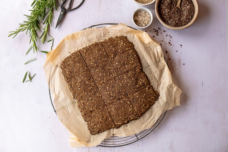Lijnzaad crackers recept – knapperige, glutenvrije en koolhydraatarme crackers met sesamzaad en kruiden. Makkelijk zelf te maken en gezond te beleggen.