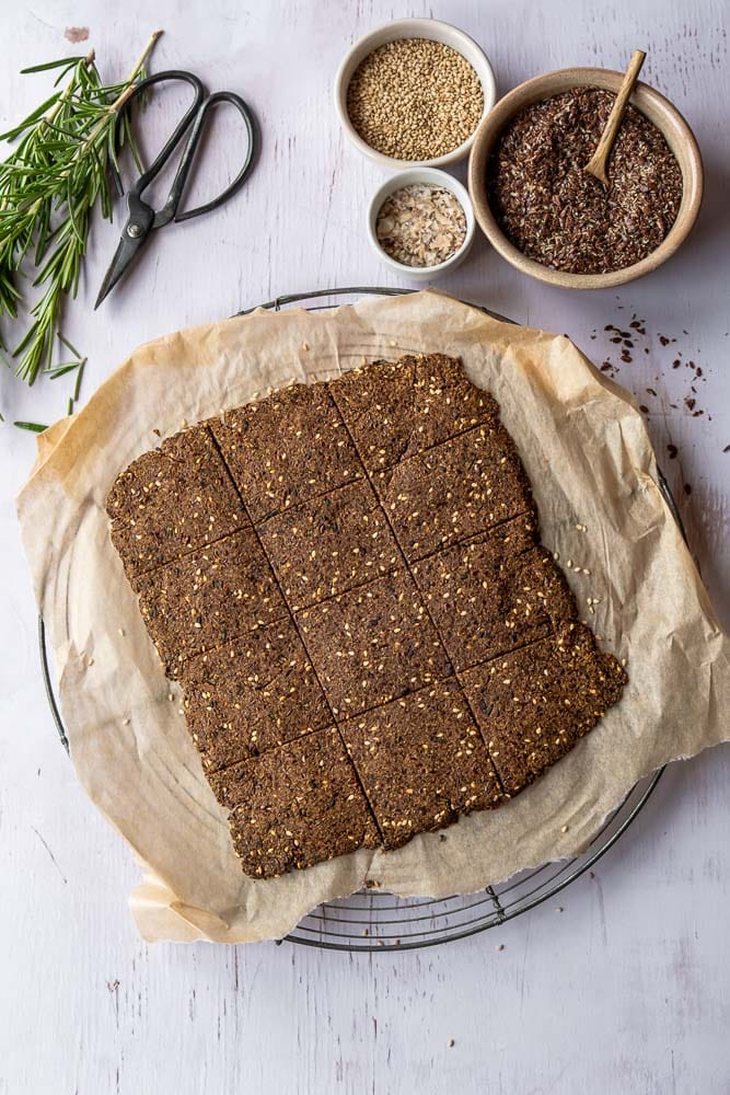 Lijnzaad crackers recept – knapperige, glutenvrije en koolhydraatarme crackers met sesamzaad en kruiden. Makkelijk zelf te maken en gezond te beleggen.