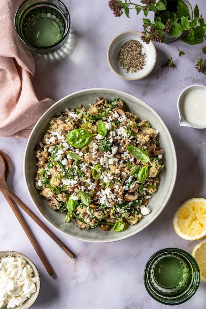 Quinoa salade met feta, champignons en spinazie – gezond en makkelijk recept voor lunch of bijgerecht