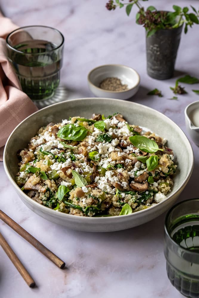 Quinoa salade met feta, champignons en spinazie – gezond en makkelijk recept voor lunch of bijgerecht