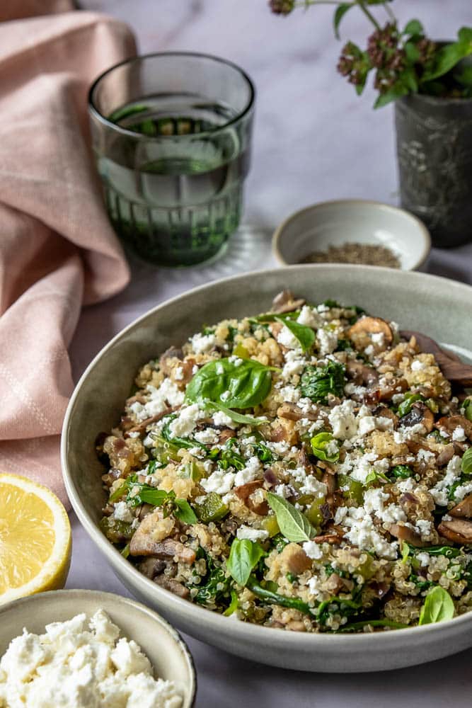 Quinoa salade met feta, champignons en spinazie – gezond en makkelijk recept voor lunch of bijgerecht
