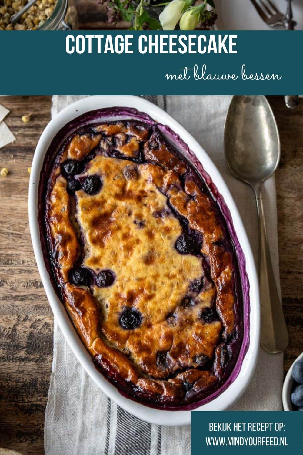 Cottage cheesecake met blauwe bessen – gezonde ontbijttaart boordevol eiwitten, gemaakt met cottage cheese, kwark en amandelmeel. Eiwitrijk ontbijt, glutenvrij ontbijt.