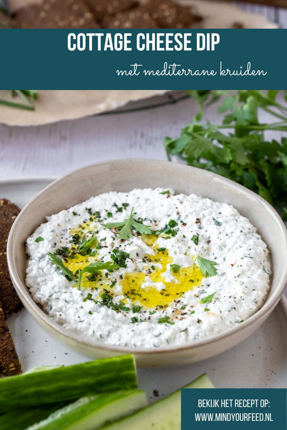 Romige cottage cheese dip met olijfolie, citroen en verse kruiden in een schaaltje, geserveerd met rauwkost en crackers — eiwitrijke, gezonde dip. Whipped cottage cheese.
