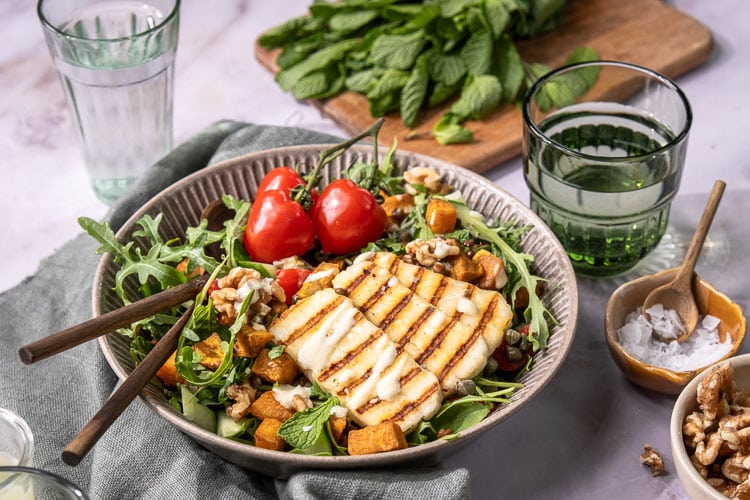 Linzen salade met halloumi, geroosterde zoete aardappel en frisse rauwkost – een gezonde, eiwitrijke lunch zonder brood.