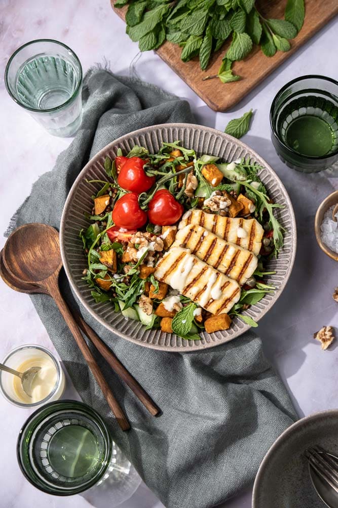 Linzen salade met halloumi, geroosterde zoete aardappel en frisse rauwkost – een gezonde, eiwitrijke lunch zonder brood.
