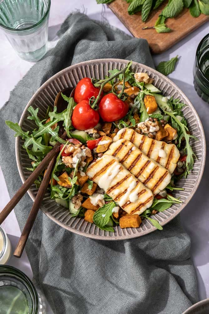 Linzen salade met halloumi, geroosterde zoete aardappel en frisse rauwkost – een gezonde, eiwitrijke lunch zonder brood.