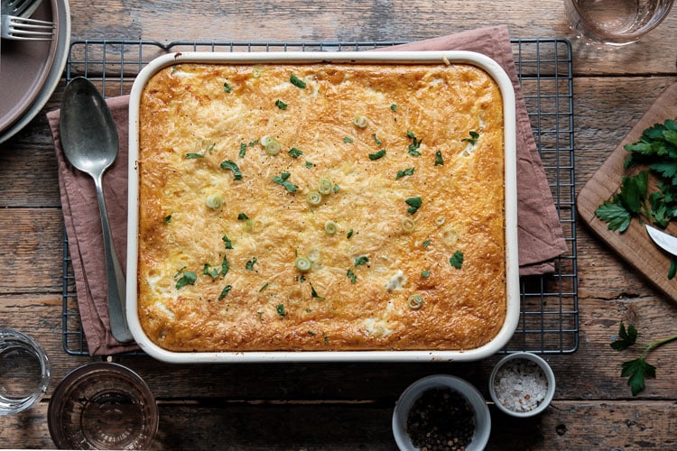 Prei ovenschotel met gehakt en kerrie in een ovenschaal met romige puree van pastinaak en knolselderij en gesmolten kaas. Eiwitrijk, laag in koolhydraten, gehakt prei ovenschotel koolhydraatarm.