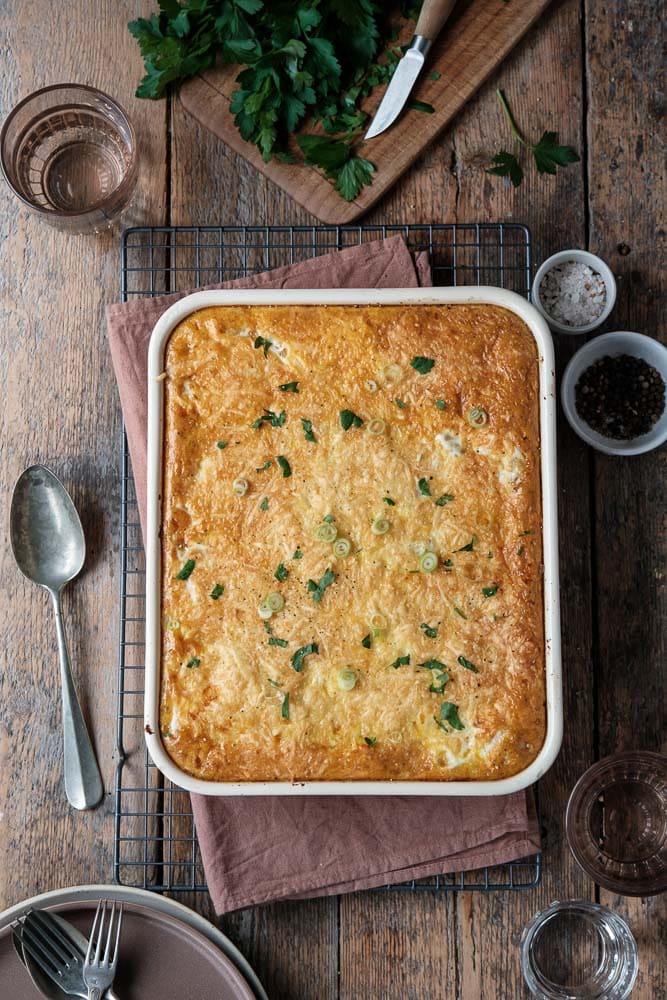 Prei ovenschotel met gehakt en kerrie in een ovenschaal met romige puree van pastinaak en knolselderij en gesmolten kaas. Eiwitrijk, laag in koolhydraten, gehakt prei ovenschotel koolhydraatarm.