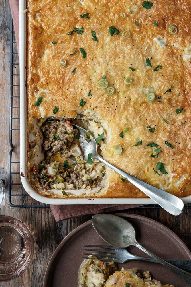 Prei ovenschotel met gehakt en kerrie in een ovenschaal met romige puree van pastinaak en knolselderij en gesmolten kaas. Eiwitrijk, laag in koolhydraten, gehakt prei ovenschotel koolhydraatarm.