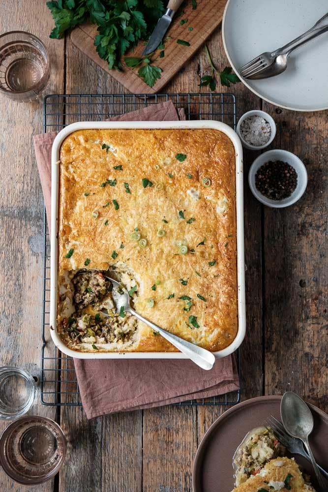 Prei ovenschotel met gehakt en kerrie in een ovenschaal met romige puree van pastinaak en knolselderij en gesmolten kaas. Eiwitrijk, laag in koolhydraten, gehakt prei ovenschotel koolhydraatarm.