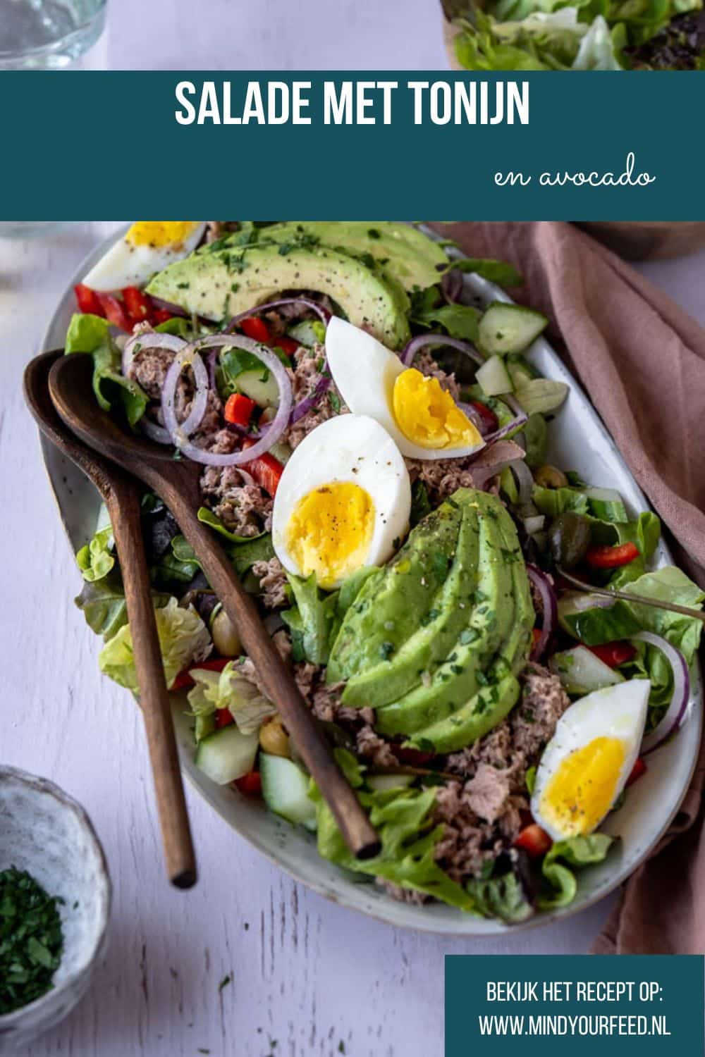 Salade met tonijn, avocado en ei op een bord met verse groenten, paprika, rode ui en groene olijven – makkelijke lunchsalade met tonijn uit blik.