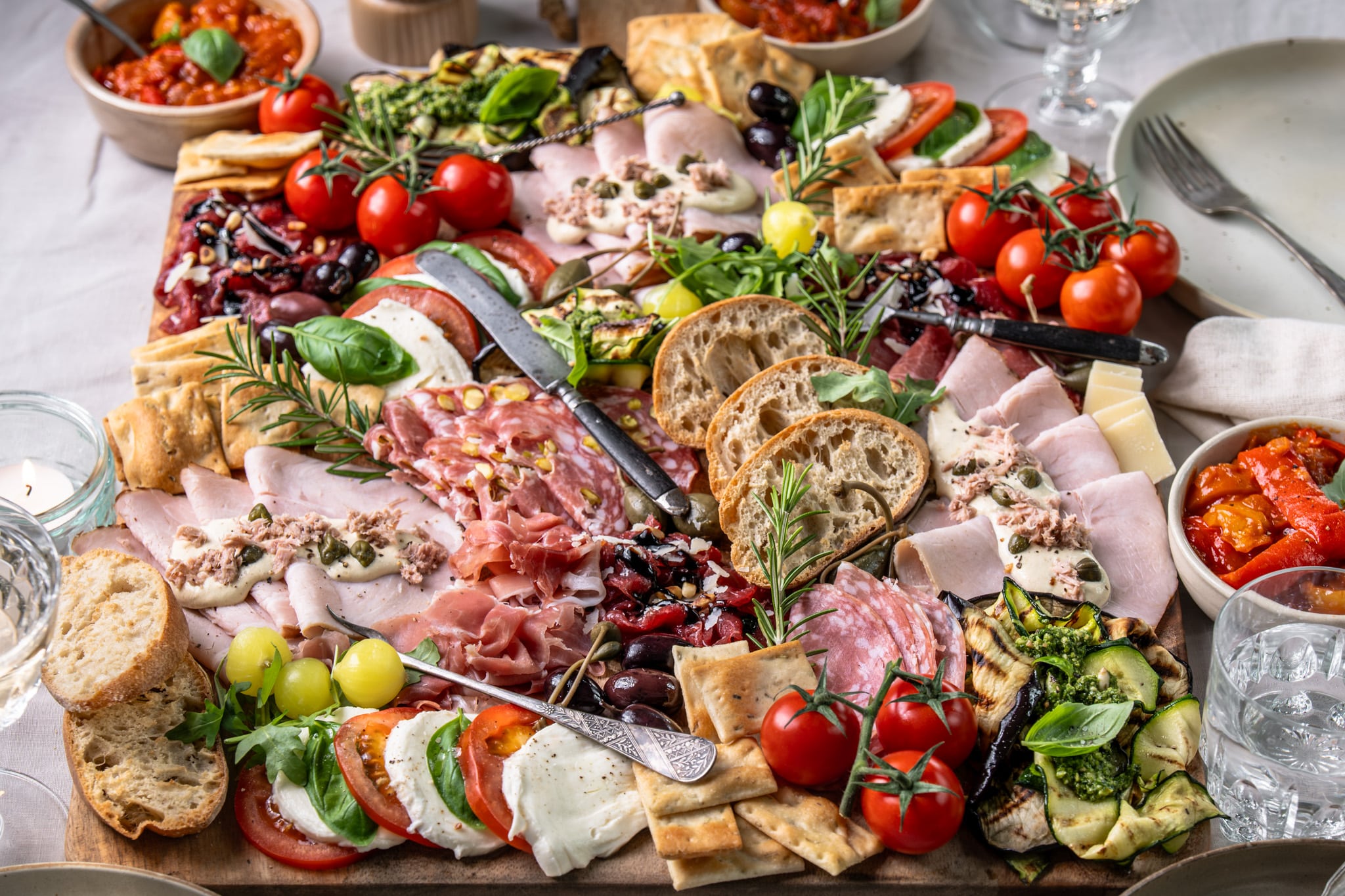 Kerst hapjes en feestelijke borrelhapjes – inspiratie voor makkelijke warme en koude hapjes voor kerst en kerstavond.