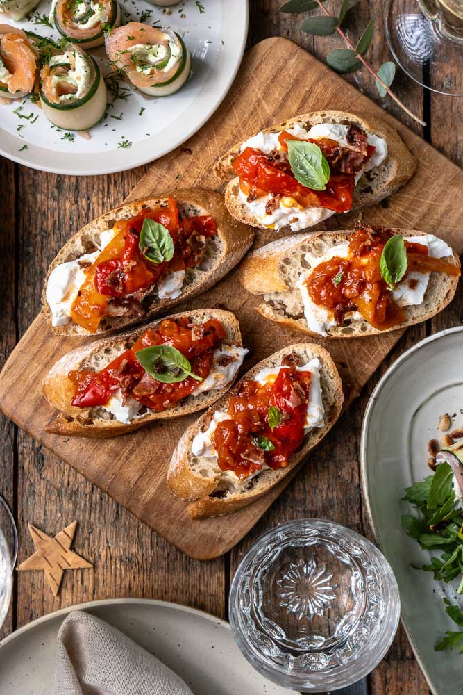 Bruschetta met burrata en gegrilde paprika op geroosterd ciabattabrood, een romig en smaakvol Italiaans hapje voor borrel of antipasti.