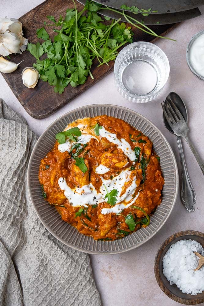 Butter chicken recept – Indiase kip curry met malse kip in romige tomatensaus met boter, room, knoflook en kruiden. Klassiek comfortfood uit de Indiase keuken.