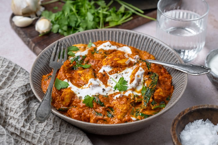 Butter chicken recept – Indiase kip curry met malse kip in romige tomatensaus met boter, room, knoflook en kruiden. Klassiek comfortfood uit de Indiase keuken.