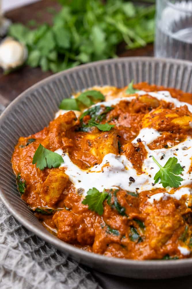 Butter chicken recept – Indiase kip curry met malse kip in romige tomatensaus met boter, room, knoflook en kruiden. Klassiek comfortfood uit de Indiase keuken.