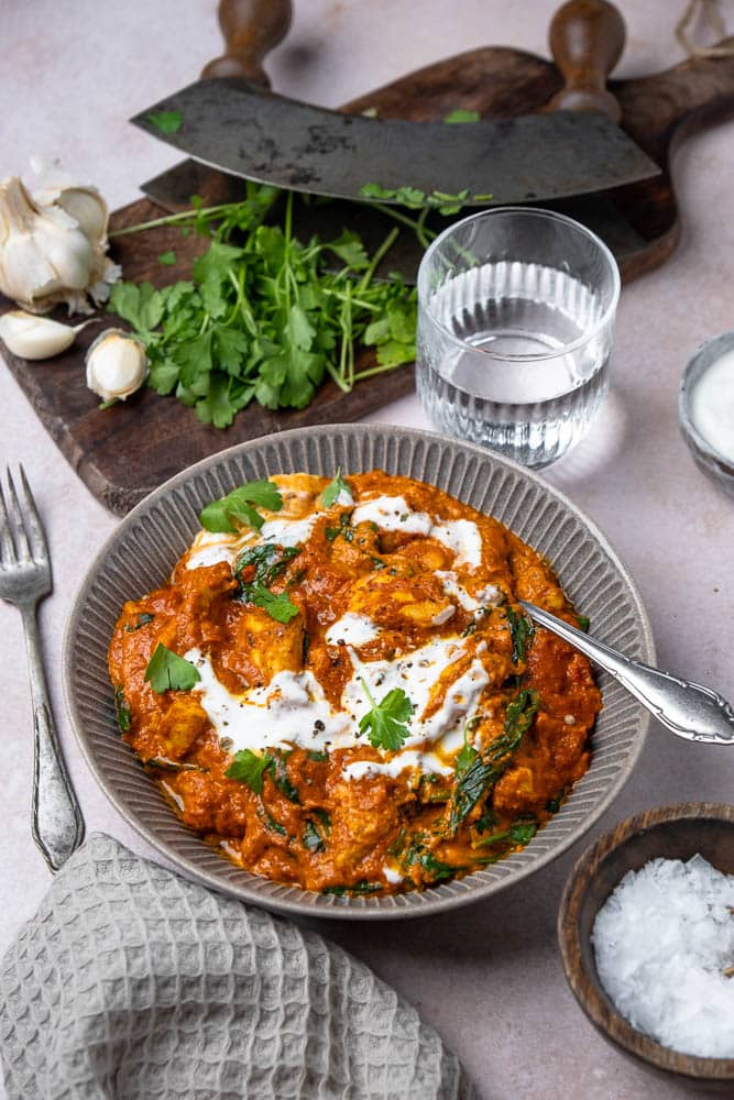 Butter chicken recept – Indiase kip curry met malse kip in romige tomatensaus met boter, room, knoflook en kruiden. Klassiek comfortfood uit de Indiase keuken.