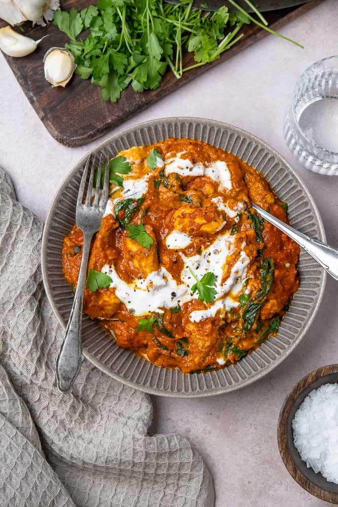 Butter chicken recept – Indiase kip curry met malse kip in romige tomatensaus met boter, room, knoflook en kruiden. Klassiek comfortfood uit de Indiase keuken.