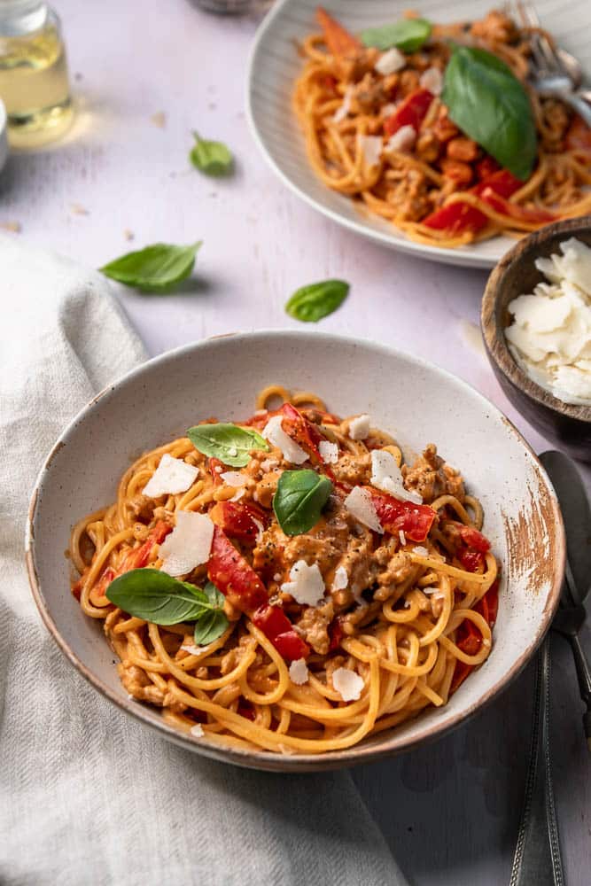 Spaghetti met gehakt en paprika in tomatensaus, Italiaanse pasta met kipgehakt, makkelijke spaghetti met mascarpone, Parmezaanse kaas en basilicum.