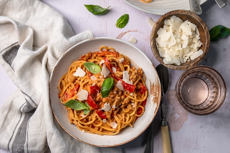 Spaghetti met gehakt en paprika in tomatensaus, Italiaanse pasta met kipgehakt, makkelijke spaghetti met mascarpone, Parmezaanse kaas en basilicum.