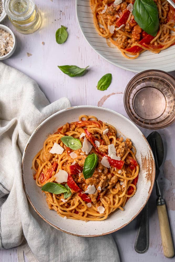 Spaghetti met gehakt en paprika in tomatensaus, Italiaanse pasta met kipgehakt, makkelijke spaghetti met mascarpone, Parmezaanse kaas en basilicum.