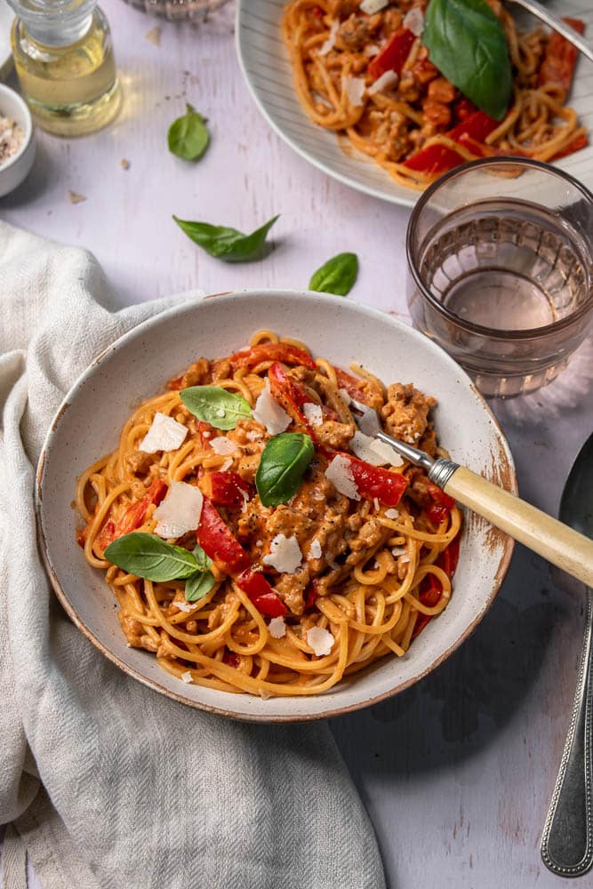 Spaghetti met gehakt en paprika in tomatensaus, Italiaanse pasta met kipgehakt, makkelijke spaghetti met mascarpone, Parmezaanse kaas en basilicum.