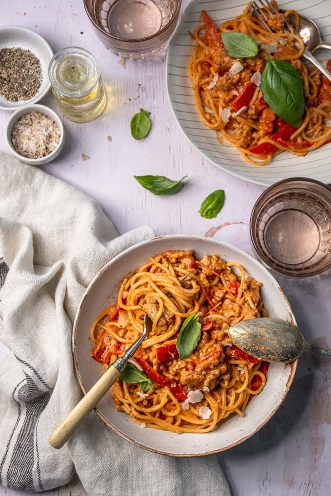 Spaghetti met gehakt en paprika in tomatensaus, Italiaanse pasta met kipgehakt, makkelijke spaghetti met mascarpone, Parmezaanse kaas en basilicum.