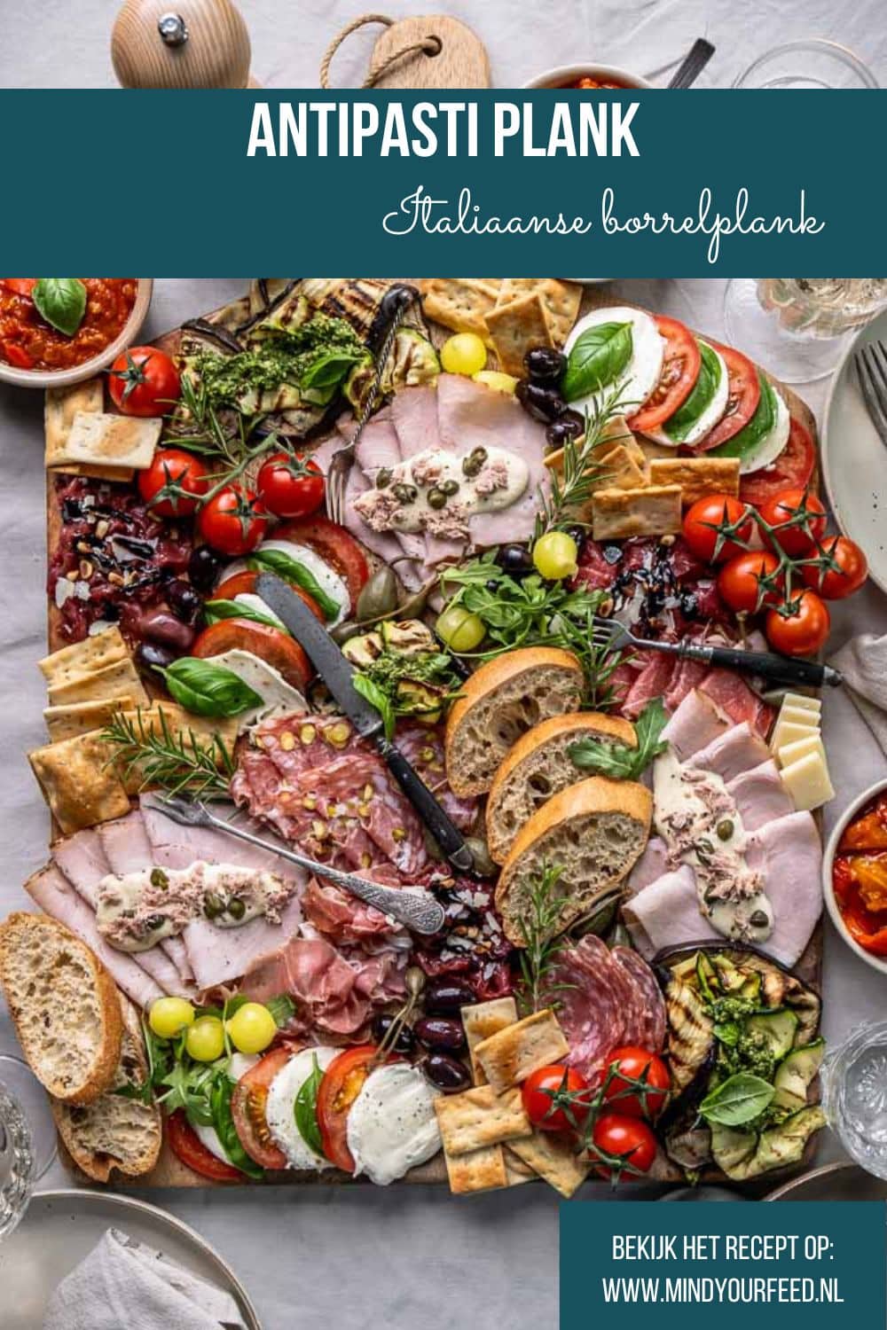 Italiaanse antipasti plank met klassieke Italiaanse hapjes zoals vleeswaren, kazen, bruschetta en gegrilde groenten, feestelijk geserveerd om te delen.