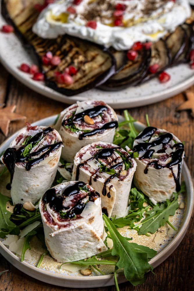 Carpaccio wraps met cottage cheese, truffelmayonaise, rucola en Parmezaanse kaas, opgerold tot feestelijke hapjes van tortilla wraps.