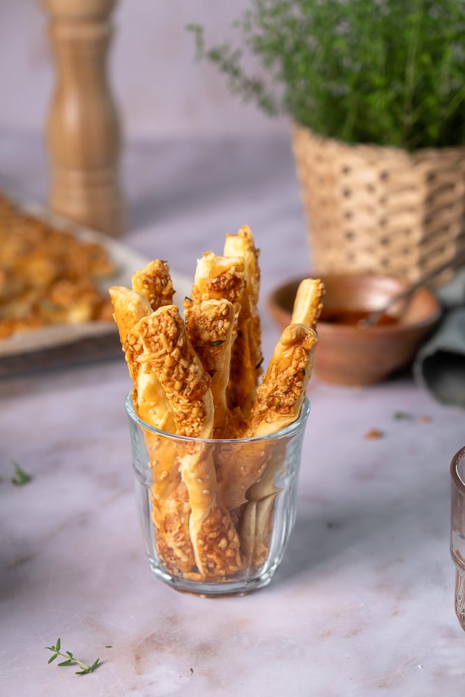 Kaasstengels maken van bladerdeeg: zelfgemaakte kaasstengels met oude kaas, Parmezaan en kruiden, krokant gebakken.