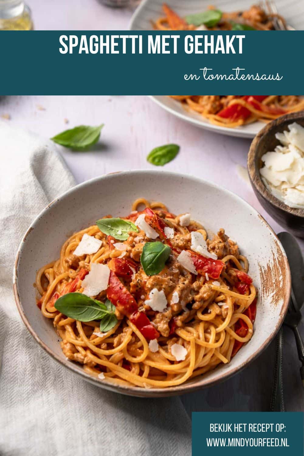 Spaghetti met gehakt en paprika in tomatensaus, Italiaanse pasta met kipgehakt, makkelijke spaghetti met mascarpone, Parmezaanse kaas en basilicum.